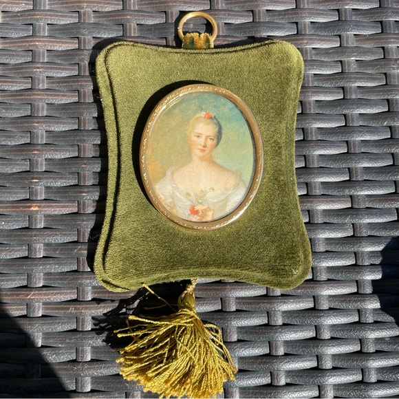 Vintage RARE Set of Velvet Cameo Plaques - Picture 6 of 10